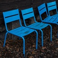 Vier blaue Stühle